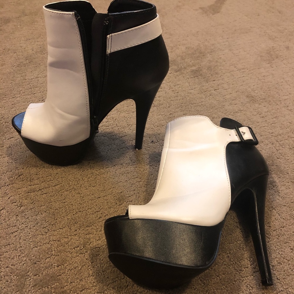 Qupid black/white platform peep toe bootie
